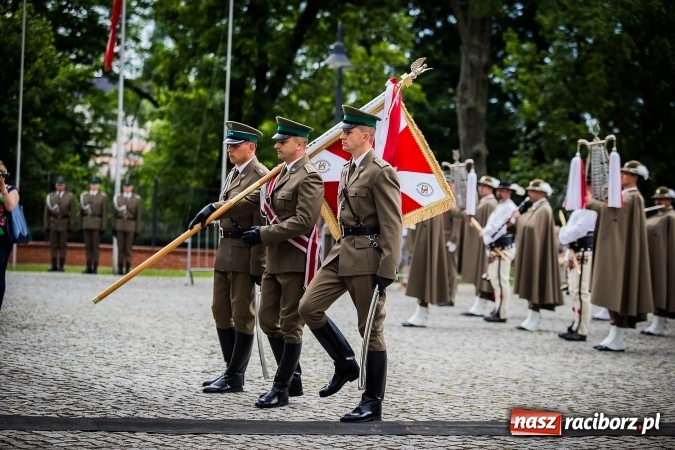 Zdjęcie w galerii na portalu naszraciborz.pl: XXVI rocznica powstania Straży Granicznej. Śląski Oddział z Raciborza ma nowy sztandar wiadomości z regionu