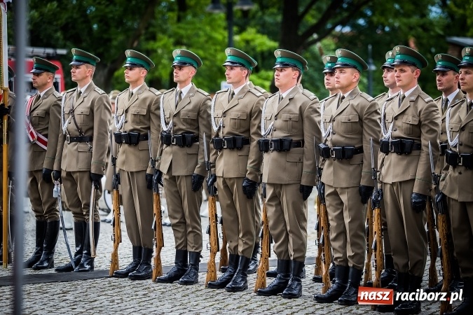 Zdjęcie w galerii na portalu naszraciborz.pl: XXVI rocznica powstania Straży Granicznej. Śląski Oddział z Raciborza ma nowy sztandar wiadomości z regionu
