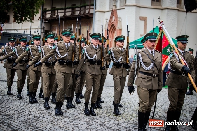 Zdjęcie w galerii na portalu naszraciborz.pl: XXVI rocznica powstania Straży Granicznej. Śląski Oddział z Raciborza ma nowy sztandar wiadomości z regionu