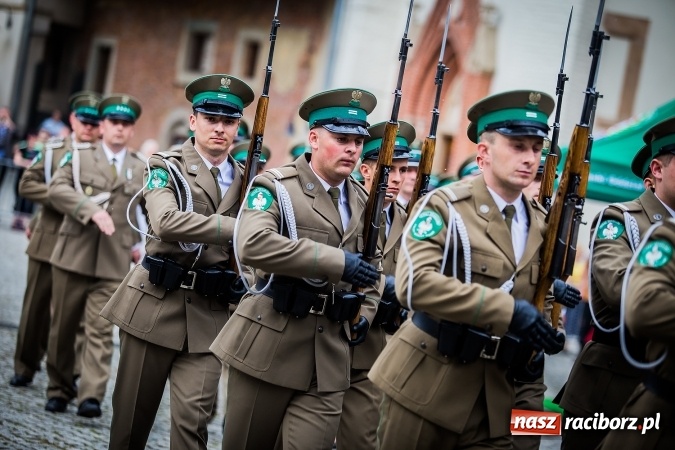 Zdjęcie w galerii na portalu naszraciborz.pl: XXVI rocznica powstania Straży Granicznej. Śląski Oddział z Raciborza ma nowy sztandar wiadomości z regionu