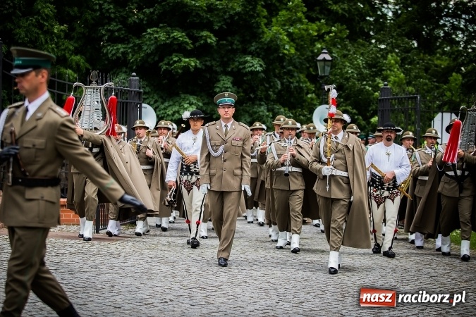 Zdjęcie w galerii na portalu naszraciborz.pl: XXVI rocznica powstania Straży Granicznej. Śląski Oddział z Raciborza ma nowy sztandar wiadomości z regionu