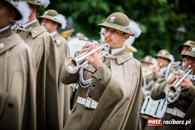 Zdjęcie w galerii na portalu naszraciborz.pl: XXVI rocznica powstania Straży Granicznej. Śląski Oddział z Raciborza ma nowy sztandar wiadomości z regionu