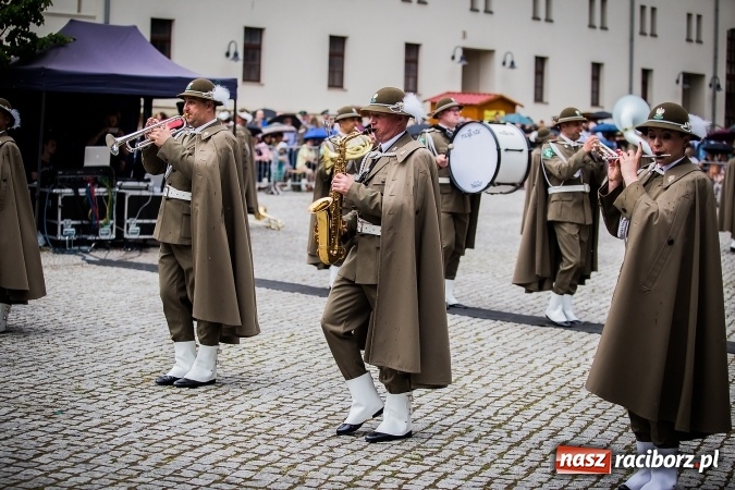 Zdjęcie w galerii na portalu naszraciborz.pl: XXVI rocznica powstania Straży Granicznej. Śląski Oddział z Raciborza ma nowy sztandar wiadomości z regionu