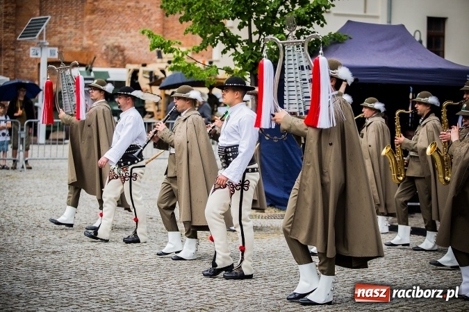 Zdjęcie w galerii na portalu naszraciborz.pl: XXVI rocznica powstania Straży Granicznej. Śląski Oddział z Raciborza ma nowy sztandar wiadomości z regionu