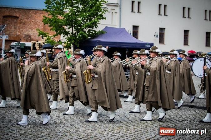Zdjęcie w galerii na portalu naszraciborz.pl: XXVI rocznica powstania Straży Granicznej. Śląski Oddział z Raciborza ma nowy sztandar wiadomości z regionu