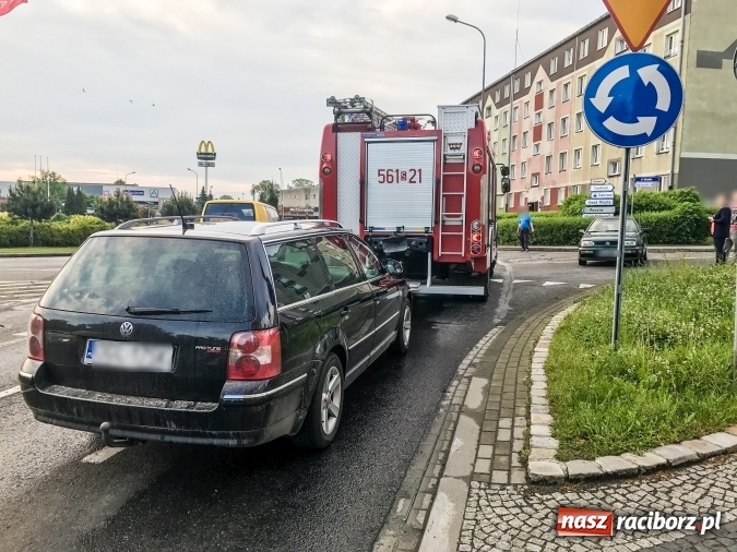 Zdjęcie w galerii na portalu naszraciborz.pl: Jedna osoba w szpitalu po zderzeniu fiata i golfa na rondzie wiadomości z regionu