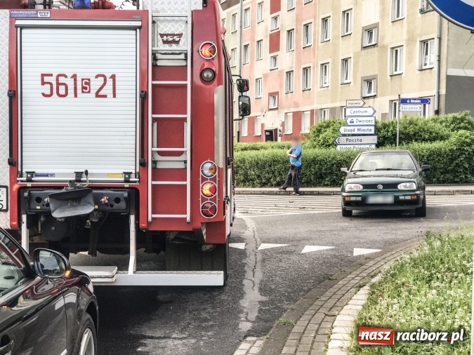 Zdjęcie w galerii na portalu naszraciborz.pl: Jedna osoba w szpitalu po zderzeniu fiata i golfa na rondzie wiadomości z regionu