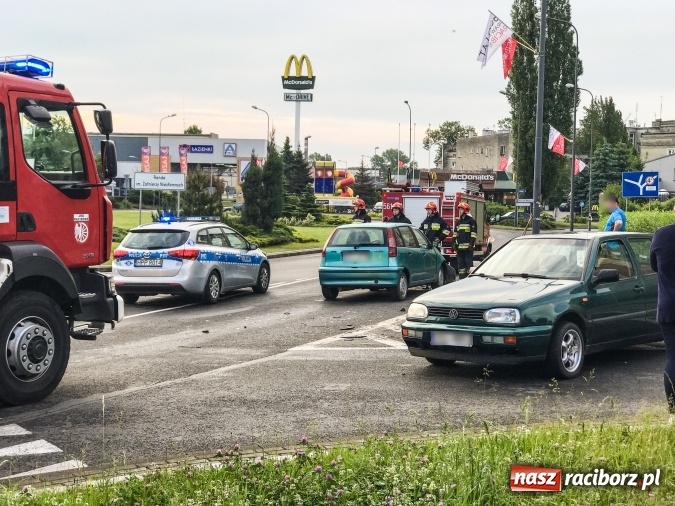 Zdjęcie w galerii na portalu naszraciborz.pl: Jedna osoba w szpitalu po zderzeniu fiata i golfa na rondzie wiadomości z regionu