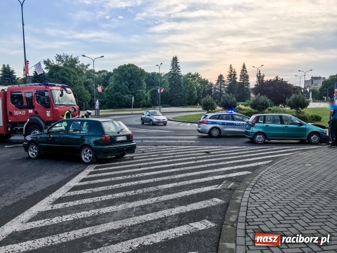 Zdjęcie w galerii na portalu naszraciborz.pl: Jedna osoba w szpitalu po zderzeniu fiata i golfa na rondzie wiadomości z regionu