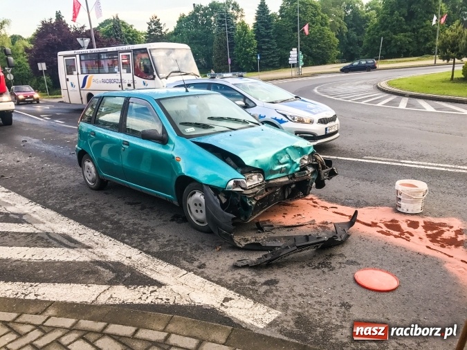 Zdjęcie w galerii na portalu naszraciborz.pl: Jedna osoba w szpitalu po zderzeniu fiata i golfa na rondzie wiadomości z regionu