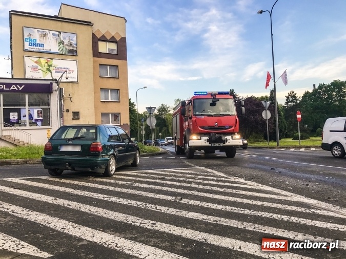 Zdjęcie w galerii na portalu naszraciborz.pl: Jedna osoba w szpitalu po zderzeniu fiata i golfa na rondzie wiadomości z regionu