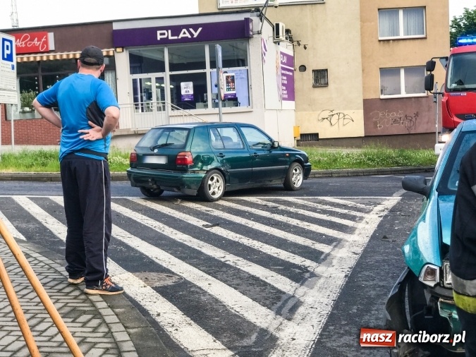Zdjęcie w galerii na portalu naszraciborz.pl: Jedna osoba w szpitalu po zderzeniu fiata i golfa na rondzie wiadomości z regionu