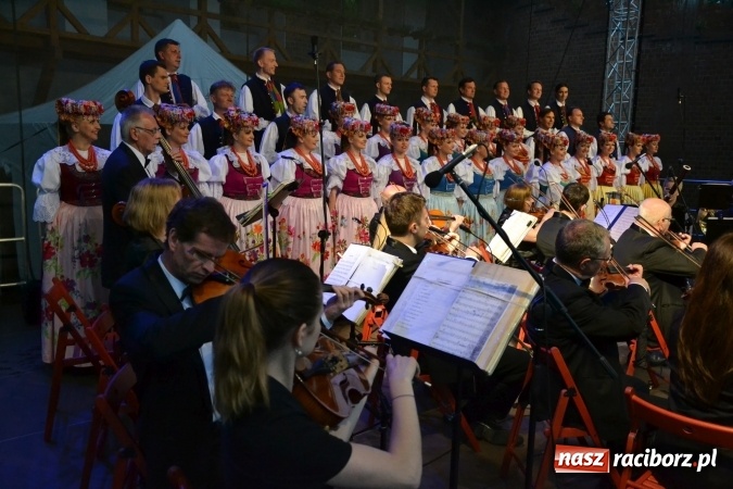 Zdjęcie w galerii na portalu naszraciborz.pl: Zespół Pieśni i Tańca Śląsk wystąpił na raciborskim Zamku Piastowskim  wiadomości z regionu