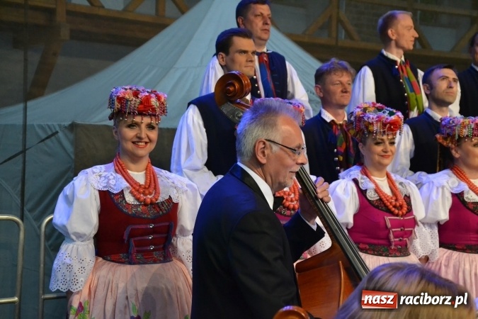 Zdjęcie w galerii na portalu naszraciborz.pl: Zespół Pieśni i Tańca Śląsk wystąpił na raciborskim Zamku Piastowskim  wiadomości z regionu