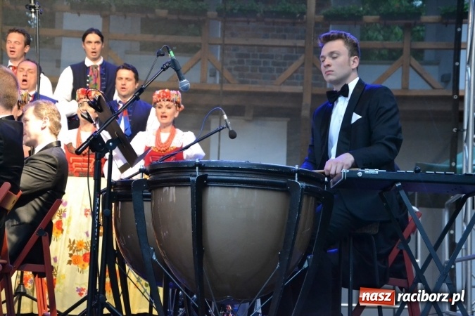 Zdjęcie w galerii na portalu naszraciborz.pl: Zespół Pieśni i Tańca Śląsk wystąpił na raciborskim Zamku Piastowskim  wiadomości z regionu