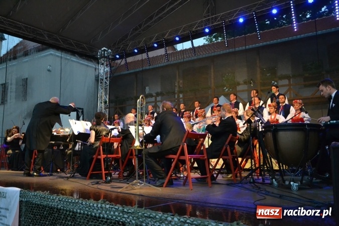 Zdjęcie w galerii na portalu naszraciborz.pl: Zespół Pieśni i Tańca Śląsk wystąpił na raciborskim Zamku Piastowskim  wiadomości z regionu