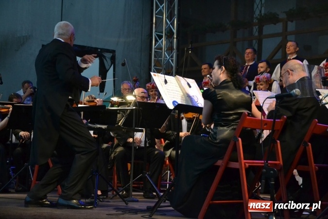 Zdjęcie w galerii na portalu naszraciborz.pl: Zespół Pieśni i Tańca Śląsk wystąpił na raciborskim Zamku Piastowskim  wiadomości z regionu