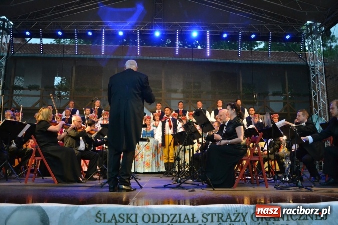 Zdjęcie w galerii na portalu naszraciborz.pl: Zespół Pieśni i Tańca Śląsk wystąpił na raciborskim Zamku Piastowskim  wiadomości z regionu