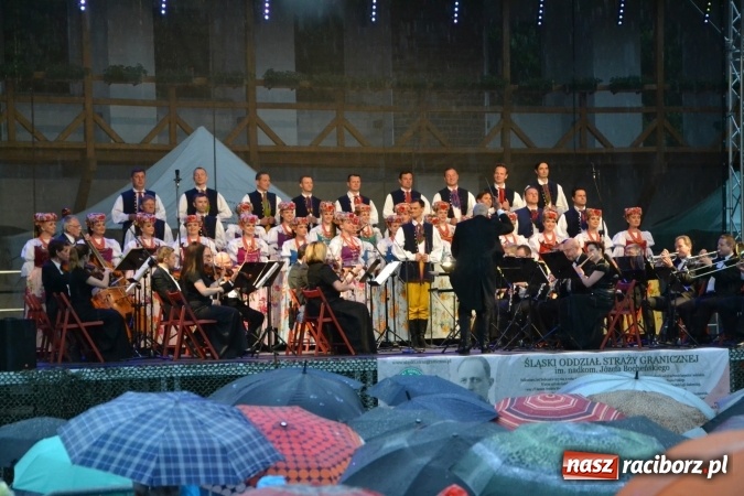 Zdjęcie w galerii na portalu naszraciborz.pl: Zespół Pieśni i Tańca Śląsk wystąpił na raciborskim Zamku Piastowskim  wiadomości z regionu