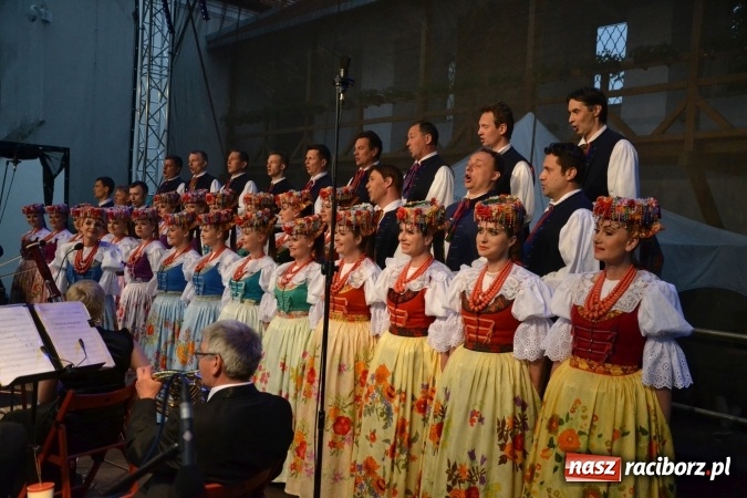 Zdjęcie w galerii na portalu naszraciborz.pl: Zespół Pieśni i Tańca Śląsk wystąpił na raciborskim Zamku Piastowskim  wiadomości z regionu