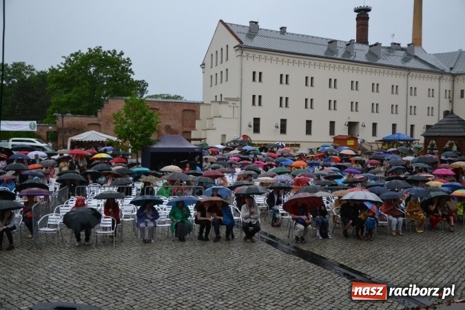 Zdjęcie w galerii na portalu naszraciborz.pl: Zespół Pieśni i Tańca Śląsk wystąpił na raciborskim Zamku Piastowskim  wiadomości z regionu