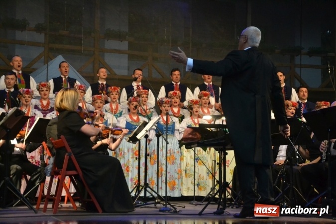 Zdjęcie w galerii na portalu naszraciborz.pl: Zespół Pieśni i Tańca Śląsk wystąpił na raciborskim Zamku Piastowskim  wiadomości z regionu