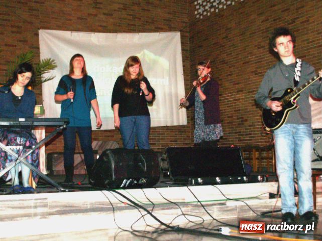 Zdjęcie w galerii na portalu naszraciborz.pl: Czuwanie dla zakochanych wiadomości z regionu