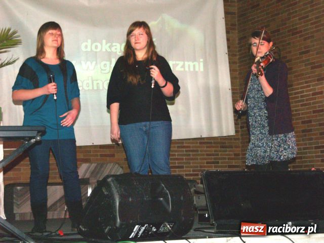 Zdjęcie w galerii na portalu naszraciborz.pl: Czuwanie dla zakochanych wiadomości z regionu