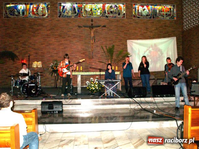 Zdjęcie w galerii na portalu naszraciborz.pl: Czuwanie dla zakochanych wiadomości z regionu