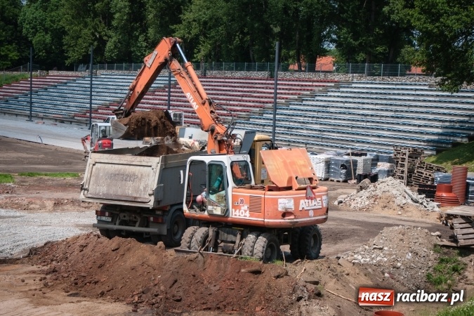 Zdjęcie w galerii na portalu naszraciborz.pl: Trwa remont stadionu przy Zamkowej. Sprawdź postępy prac wiadomości z regionu