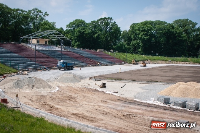 Zdjęcie w galerii na portalu naszraciborz.pl: Trwa remont stadionu przy Zamkowej. Sprawdź postępy prac wiadomości z regionu