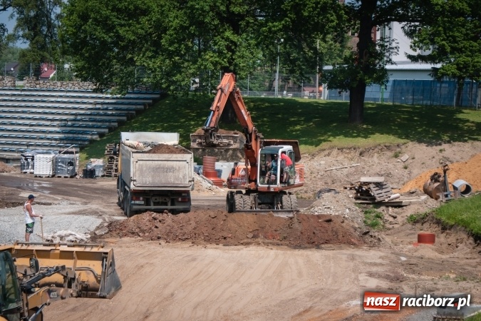 Zdjęcie w galerii na portalu naszraciborz.pl: Trwa remont stadionu przy Zamkowej. Sprawdź postępy prac wiadomości z regionu