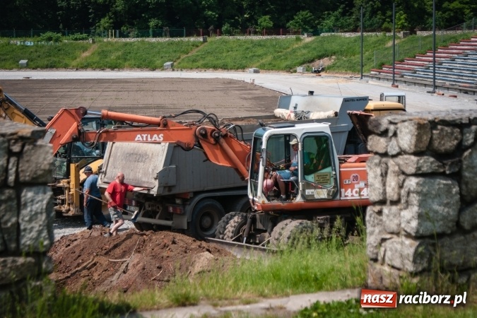 Zdjęcie w galerii na portalu naszraciborz.pl: Trwa remont stadionu przy Zamkowej. Sprawdź postępy prac wiadomości z regionu