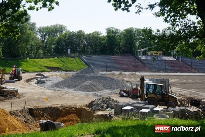 Zdjęcie w galerii na portalu naszraciborz.pl: Trwa remont stadionu przy Zamkowej. Sprawdź postępy prac wiadomości z regionu