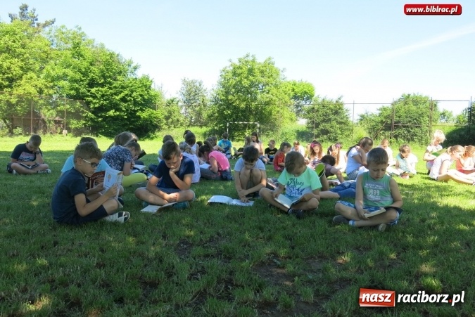 Zdjęcie w galerii na portalu naszraciborz.pl: Jak nie czytam, jak czytam... na zielonej trawce  wiadomości z regionu