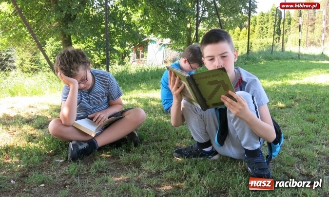 Zdjęcie w galerii na portalu naszraciborz.pl: Jak nie czytam, jak czytam... na zielonej trawce  wiadomości z regionu