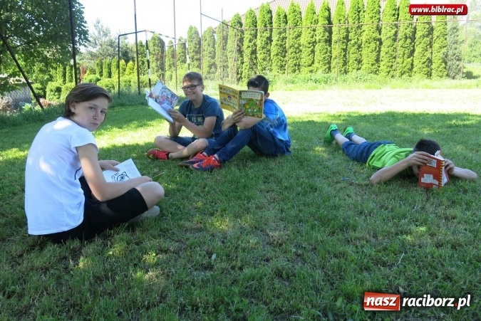 Zdjęcie w galerii na portalu naszraciborz.pl: Jak nie czytam, jak czytam... na zielonej trawce  wiadomości z regionu