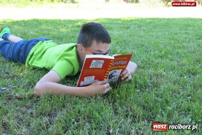 Zdjęcie w galerii na portalu naszraciborz.pl: Jak nie czytam, jak czytam... na zielonej trawce  wiadomości z regionu