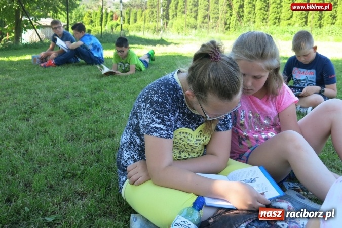 Zdjęcie w galerii na portalu naszraciborz.pl: Jak nie czytam, jak czytam... na zielonej trawce  wiadomości z regionu