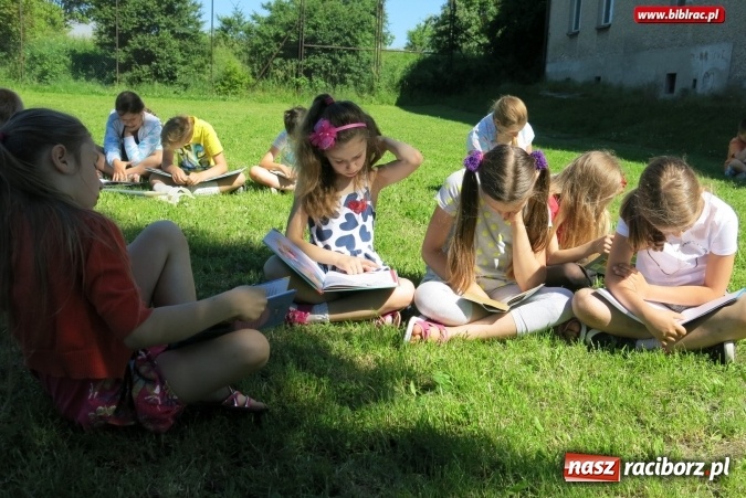 Zdjęcie w galerii na portalu naszraciborz.pl: Jak nie czytam, jak czytam... na zielonej trawce  wiadomości z regionu