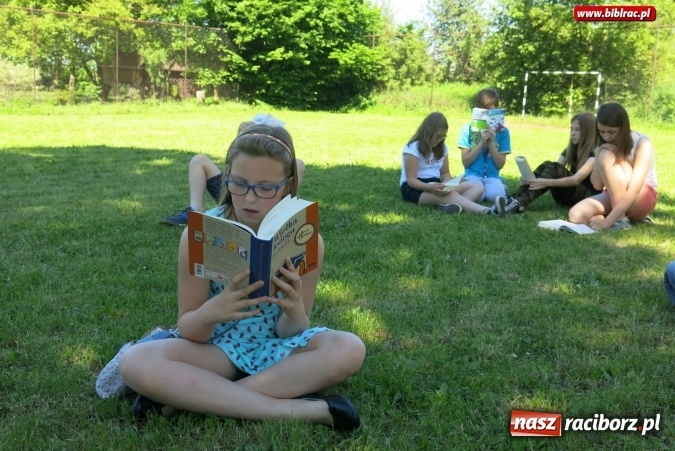 Zdjęcie w galerii na portalu naszraciborz.pl: Jak nie czytam, jak czytam... na zielonej trawce  wiadomości z regionu