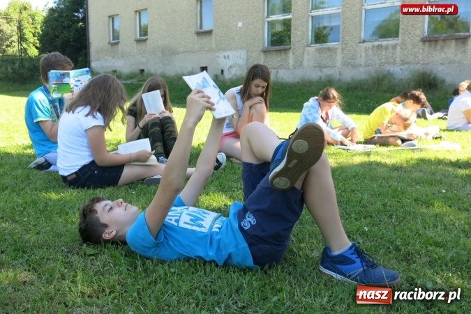 Zdjęcie w galerii na portalu naszraciborz.pl: Jak nie czytam, jak czytam... na zielonej trawce  wiadomości z regionu