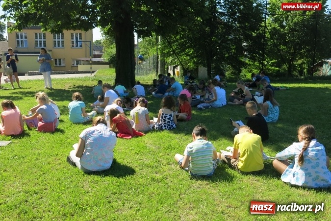 Zdjęcie w galerii na portalu naszraciborz.pl: Jak nie czytam, jak czytam... na zielonej trawce  wiadomości z regionu