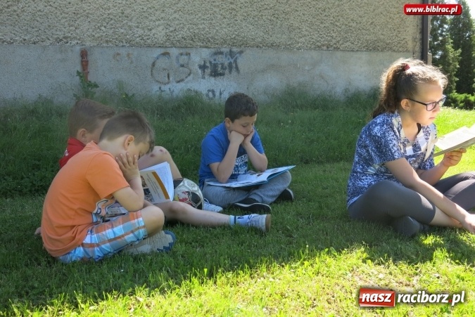 Zdjęcie w galerii na portalu naszraciborz.pl: Jak nie czytam, jak czytam... na zielonej trawce  wiadomości z regionu