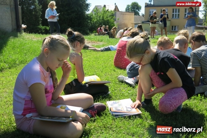 Zdjęcie w galerii na portalu naszraciborz.pl: Jak nie czytam, jak czytam... na zielonej trawce  wiadomości z regionu