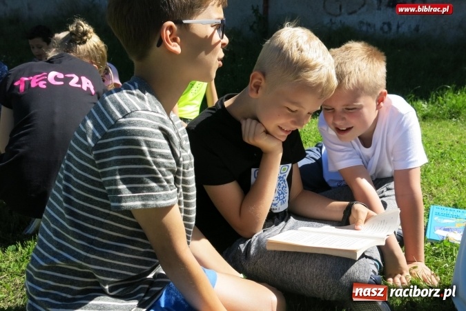 Zdjęcie w galerii na portalu naszraciborz.pl: Jak nie czytam, jak czytam... na zielonej trawce  wiadomości z regionu