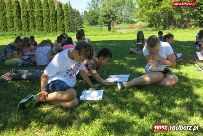 Zdjęcie w galerii na portalu naszraciborz.pl: Jak nie czytam, jak czytam... na zielonej trawce  wiadomości z regionu