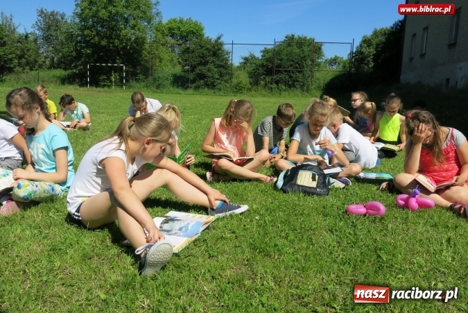 Zdjęcie w galerii na portalu naszraciborz.pl: Jak nie czytam, jak czytam... na zielonej trawce  wiadomości z regionu