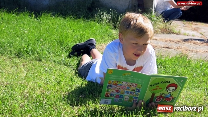 Zdjęcie w galerii na portalu naszraciborz.pl: Jak nie czytam, jak czytam... na zielonej trawce  wiadomości z regionu