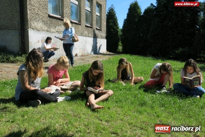 Zdjęcie w galerii na portalu naszraciborz.pl: Jak nie czytam, jak czytam... na zielonej trawce  wiadomości z regionu